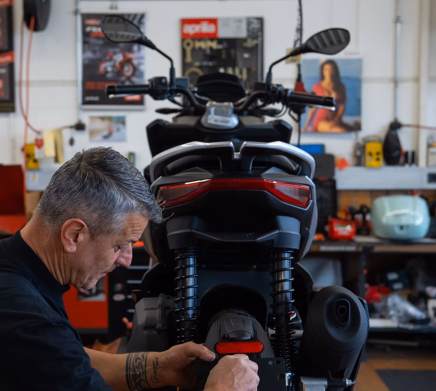 Mechaniker bei der Arbeit an einem Roller